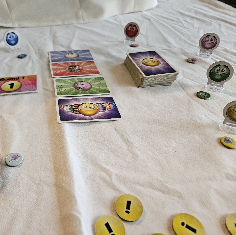 Free if added to a bundle! Smiley Face: a Family Game for 4 to 8 players - Picture 6 of 7